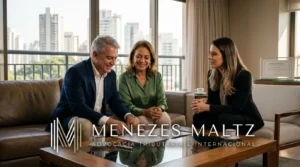 Família reunida planejando a doação com reserva de usufruto de seus bens em São Paulo.