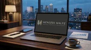 Notebook com gráficos financeiros para investir no exterior e declarar na Receita Federal de forma segura.